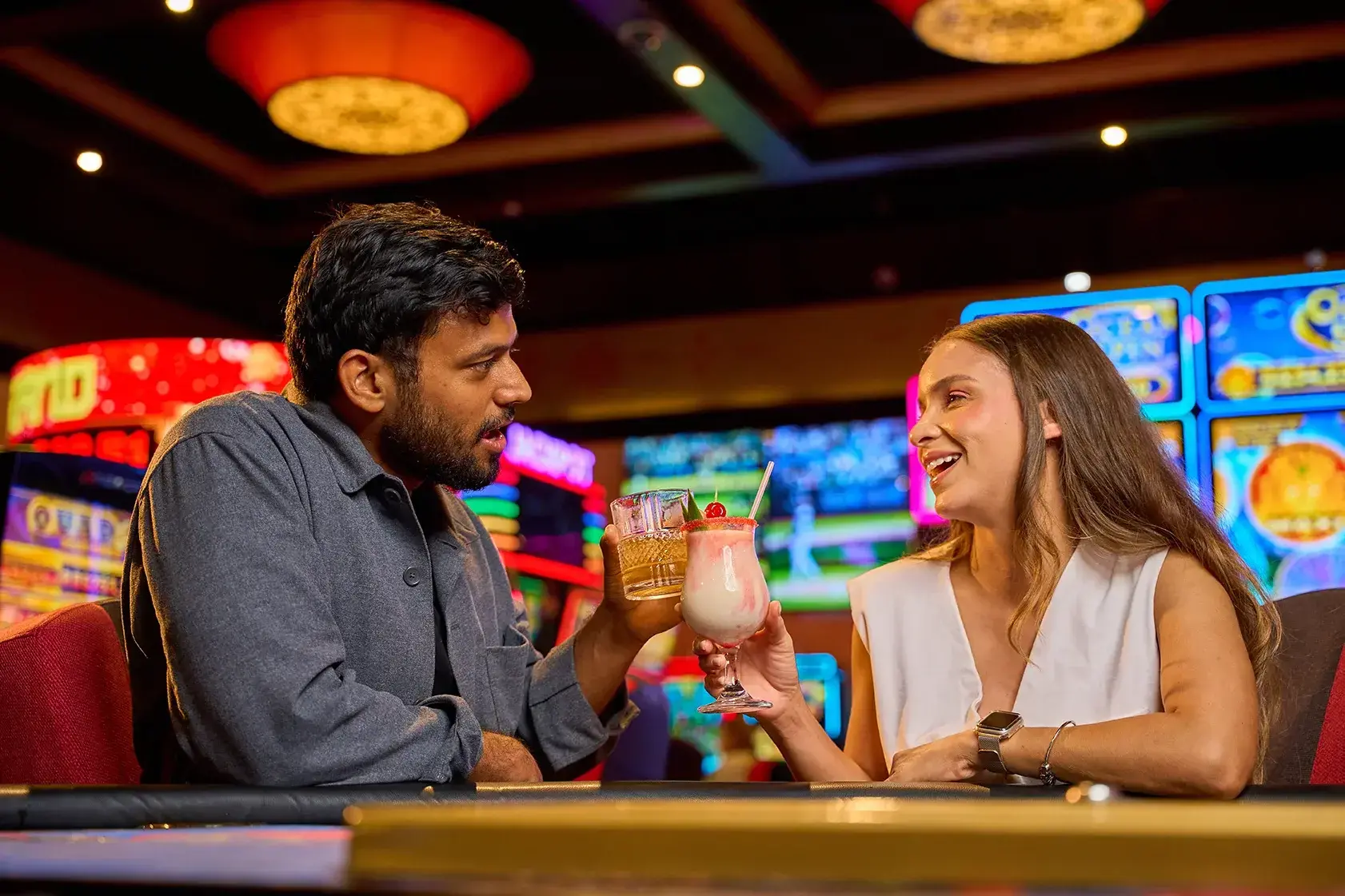 Detalle de una mesa de ruleta con fichas y ambiente de casino
